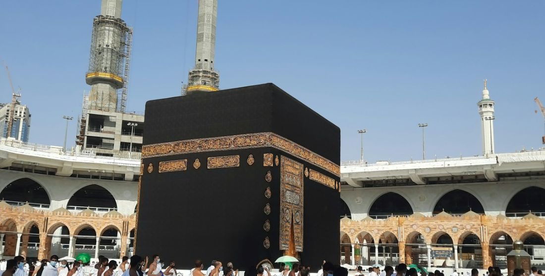 Jamaah berihram tawaf di depan Ka'bah